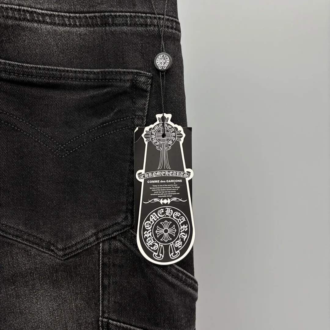 P390 Chrome Hearts/Chrome Hearts Straight-leg jeans are mainly made of high-quality high-quality cotton fiber. Fabrics with high cotton content have good moisture absorption and breathability. A small amount of spandex fiber is supplemented to increase the elasticity of the fabric and make the denim clothing fit the body better. It is comfortable to wear and not easy to deform. The yarn of high-quality denim is uniform, smooth and free of impurities. The surface of the woven fabric is smooth, delicate and clear. Zinc alloy placket buttons are embossed with Chrome Hearts logo. The embellishment of the customized 1:1 Crocodile leather label gives the upper body of the jeans a unique accent. The leather label on the waist and the details of the placket buttons echo the overall style. It is highly suitable for commuting. The neat trouser line and drape arc give a relaxed and high-end feel. Size: XS-2XL